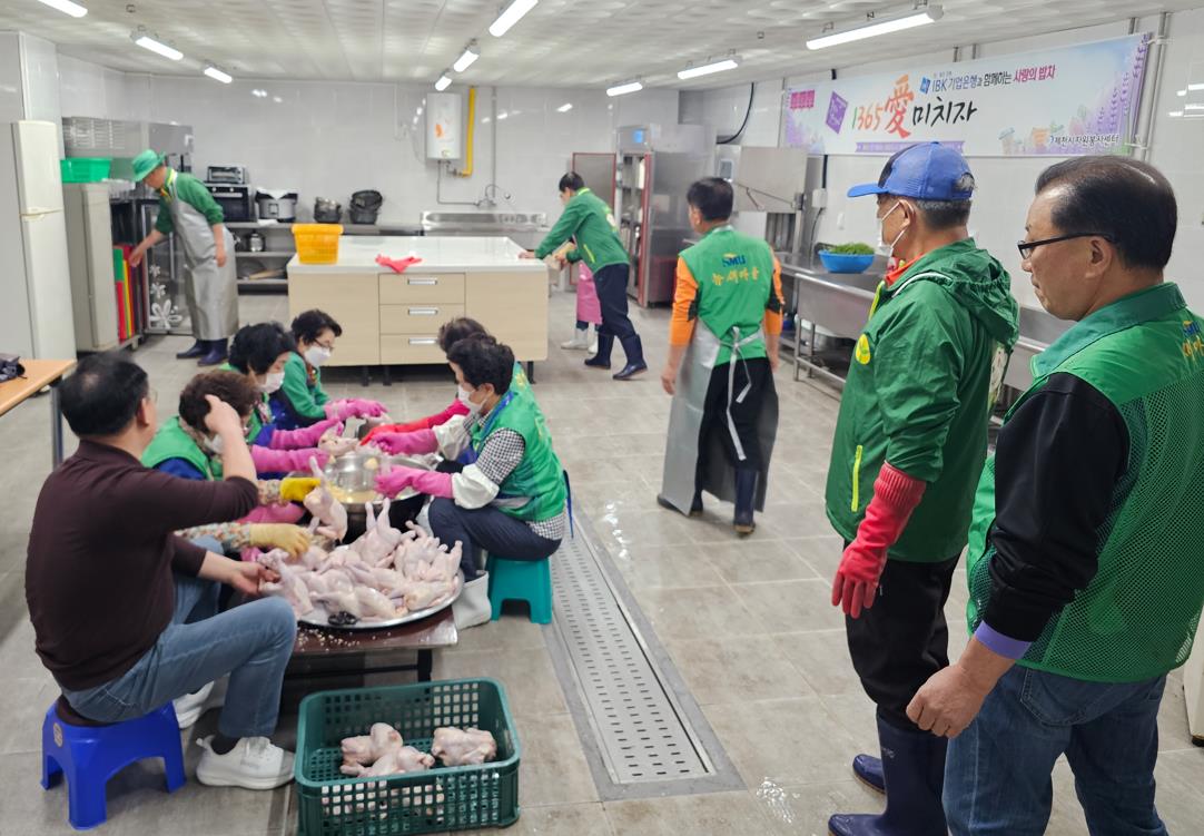 화산동새마을남녀지도자협의회 삼계탕 100마리 기증 이미지 2