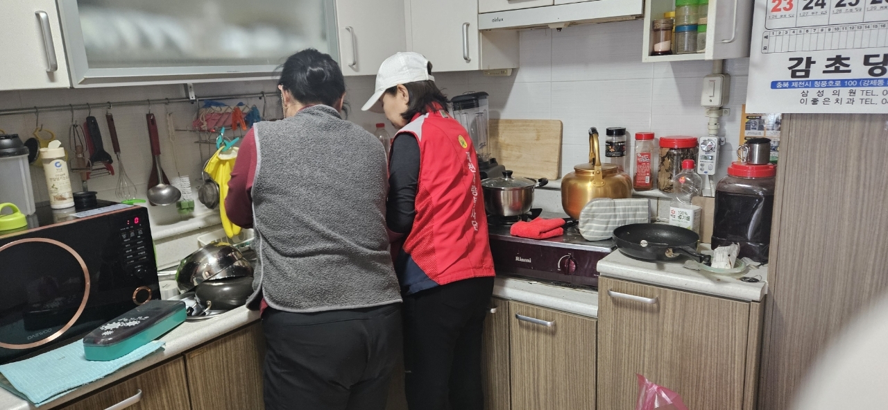 제천사랑봉사단, 거동불편 독거노인가구 청소 봉사 이미지 2